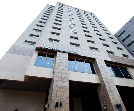 이와더불어동사는 2014년 10월서울중구청앞에지상 18층, 181개객실을갖춘비즈니스호텔을개관하기도하였습니다. 한국인소유의호텔을동사가프랜차이즈계약을맺고브랜드사용과위탁운영을맡고있는것으로파악됩니다.