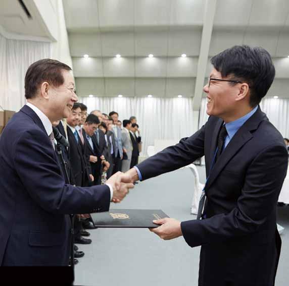 사진은참가자들이대형상자로만들어진젠가를쌓으며축제를즐기고있는모습. 08. 11-08.