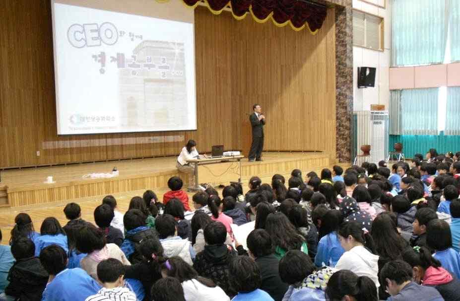 1) 교외인프라구축기관명연계내용연락처비고 경제교육센터경제관련프로그램지원 062-940-0508 광주발전연구소산하 경제관련교육기관 한국경제교육협회 한국은행 전교생아하경제신문무료보급 현장학습장소제공경제교육컨텐츠제공 02-364-7001