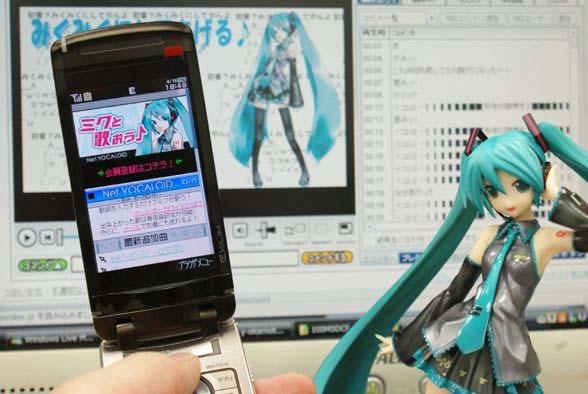 또 Hatsune Miku 라는이름으로발표된음원중일부는그음악성을인정받아 CD 나모바일원음벨등으로제작되어발매되었으며일본음반차트인오리콘의랭킹의상위에진입하기도했다.