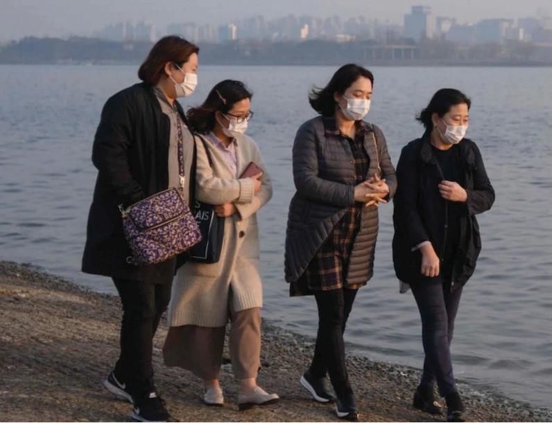 학교스포츠만이영향을받는것은아닙니다. 매우높은수준의미세먼지때문에몇몇야구경기가취소되면서야외프로스포츠도영향을받고있습니다. 만약이문제가계속된다면미세먼지문제는미래의혼란을야기할것이며, 이는팬들이그들이좋아하는팀을볼수없다는것을의미합니다.