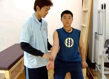Tennis elbow test 검사과정 : 1. Elbow flexion 90,, forearm pronation 시킴 2. wrist extension while palpating the lateral epicondyle. 3.