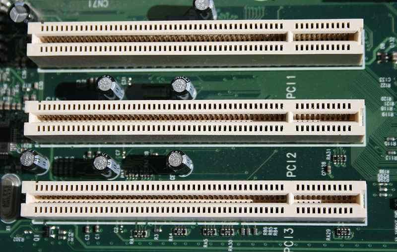 PCI 슬롯 29 PCI 슬롯 (Peripheral Component Interconnect) 인텔을중심으로 IBM, Compaq, Epson 등의업체가만든 5Voltage 버스규격