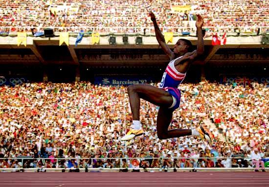 운동에너지축적후발산 Carl Lewis at long jump finals