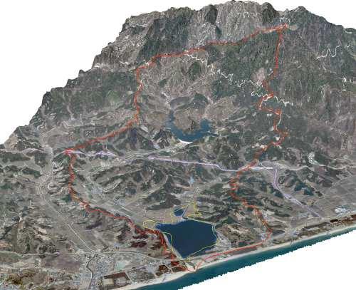 제 3 부복원지침개발분야 1.1.6. 향호 < 그림 1.1.6-1> 향호유역분지의 3-D map 향호에는무명 305m고지에서발원하는주류길이 5.69km, 유역면적 7.94km2의소하천이유역분지남쪽가장자리를따라흘러호수의남쪽으로유입한다. 한편북쪽분수계의 111m 고지에서발원하는소하천은동류하여서쪽에서향호로들어간다. 향호의유역분지면적은매호에비해약간작다.