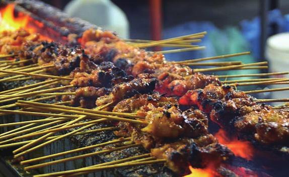 2) 전통음식 사떼 (Satay) 사떼는잘게자른고기를꼬치에꽂아숯불에구운꼬치구이요리인데인도네시아최고의간식거리입니다.