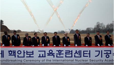 제 4 장 2012 서울핵안보정상회의지원 발해해당국가의원전종사자에게핵안보교육을실시하는한편국제핵비확산, 수출입통제교육 훈련등이이뤄질예정이다. 그림 4-6. 국제핵안보교육훈련센터기공식 (2012 년 3 월 7 일 ) 3.