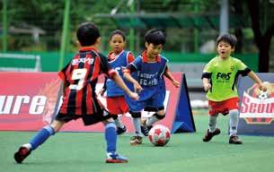 FC서울유소년축구교실을진행하는서울시내총 30개구장도동일하게운영된다. FC서울은기업들의후원이활성화되어더많은다문화가족자녀들이축구교실에참여할수있기를바란다고전했다. 공놓치면안돼. 끝까지봐야지. 지난 10 월 1 일서울양천구신 서중학교 FC서울유소년축구교실구장, 코치선생님의격려에골대까지야무지게공을드리블하는아이들.