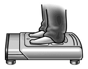 2. 올바른측정법 1) 발판전극체중계에서는법 발판전극이나발목전극또는손잡이의전극이깨끗한지확인합니다. 발판전극을사용할경우양말이나스타킹을벗습니다. 손, 발, 발목등전극과접촉할부위의땀이나이물질을제거합니다.