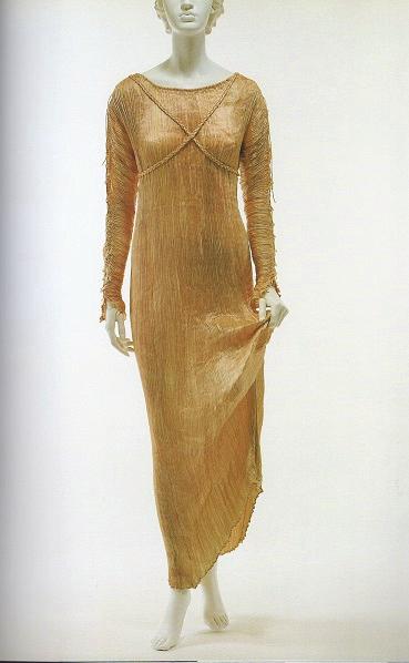65) < 그림 7> Chanel, 1926-1927 ( 출처 : 100 Dresses, 2010, p.