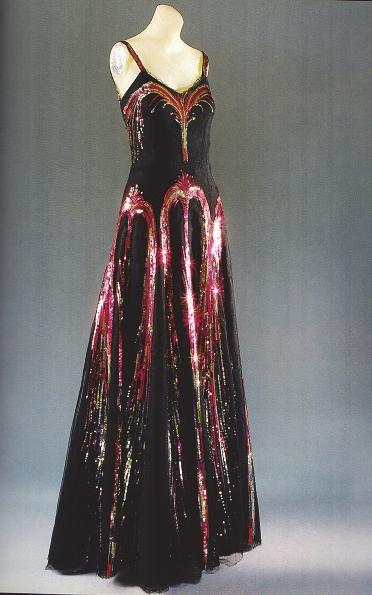 초현실주의를 활용한 드레스 디자인 연구 <그림 9> Chanel, 1938-1939 F/W (출처: 100 Dresses, 2010, p.