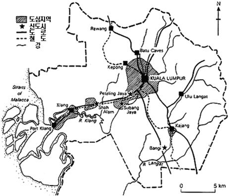 말레이시아신도시주거단지개발경향연구 105 말레이시아신도시는수도성장과더불어수도주변으로신도시가개발되기시작하였는데, 이러한신도시들은대도시로부터 10~20 km 떨어진교외지역에위치하였다. 페탈링자야 (Petaling Jaya) 는말레이시아에서첫번째로계획된신도시로신도시법 (1946) 에의해 1953년개발되었다.