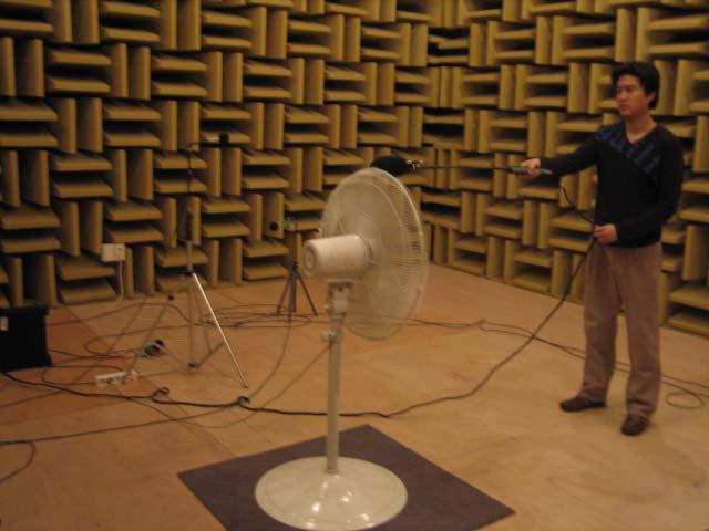 (Fig. 2-4) Measurement of the sound power level by intensity method (2) 소음원의설치소음원은반무향실의중앙에설치하였다. 소음원의바닥에는소음원의진동을절연할수있는진동절연체 ( 카펫트 ) 를깔았다.