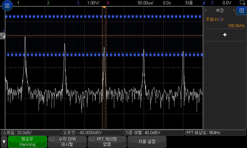4 FFT 스펙트럼분석 [FFT] 키왼쪽에있는화살표에불이켜지지않았다면키를누르십시오. 2 [Math] 함수키옆에있는멀티플렉스스케일및위치노브를사용하여함수파형의크기를조정하고재배치할수있습니다. 다음 FFT 스펙트럼은 2.5V, 100kHz 구형파를채널 4 에연결하여얻은것입니다.