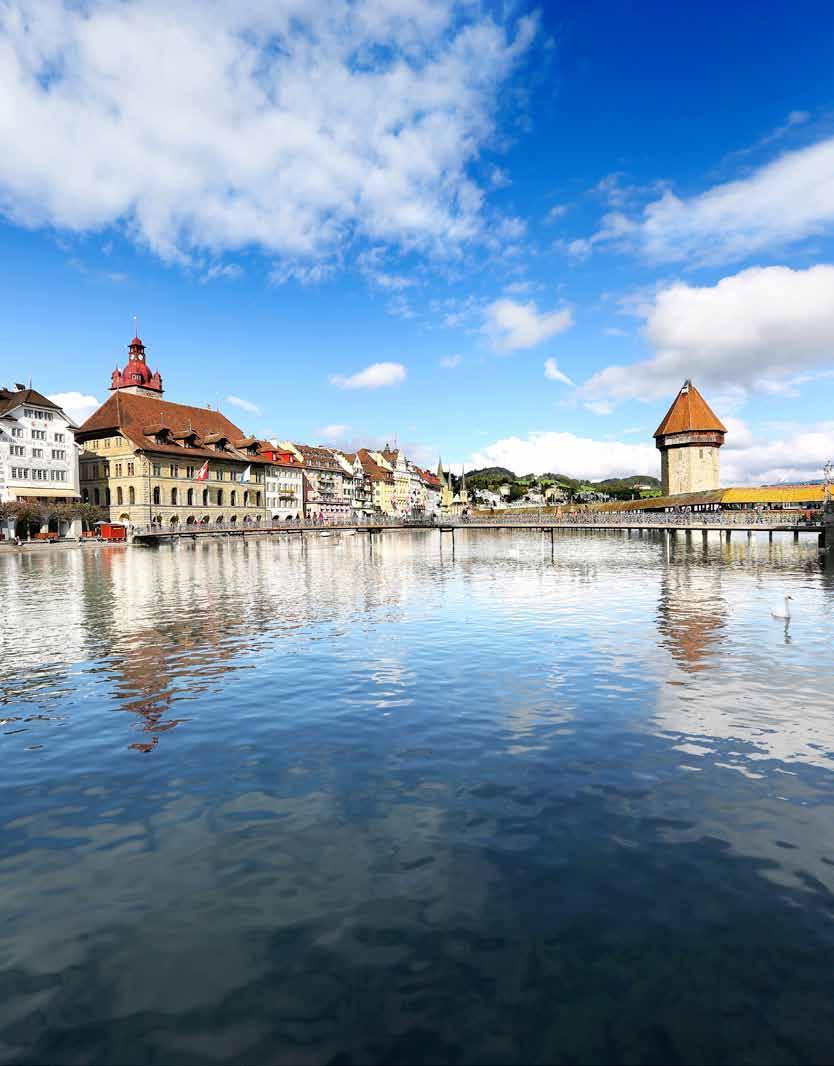 Feature << Luzern 루체른, 알프스와호수가있는중세도시 1 3 유구한역사의고도 ( 古都 ) 를주유하다 스위스에서산과호수만여행하기에는좀아쉽다. 대부분의도시와마을에는역사가깃들어있고시간의향기가배어있기때문이다.