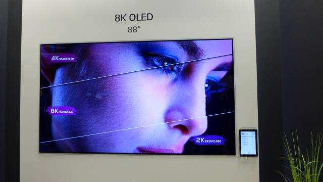 1. OLED TV 하이엔드에서존재감확립 1) OLED TV 대세굳히기 CES 2018에서 TV 세트업체들은각각차별화된전략을내세웠다.