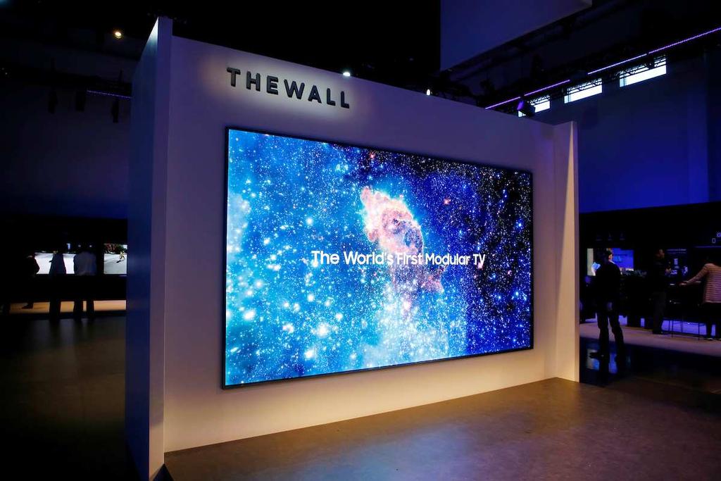 4) 삼성전자 : The Wall 과 AI 8K QLED 신제품으로마이크로 LED TV 출시 + 기존 QLED TV 강화 : 투트랙전략