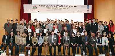 청년과유엔 UNESCAP 2013 년에개최된 '2015 년이후글로벌개발의제에대한동북아청년들의관점 ' 단체사진 Q. 청년들의목소리는어떻게전달될까? 유엔은다양한플랫폼을통해청년들과소통하고의견을교환하고있다.