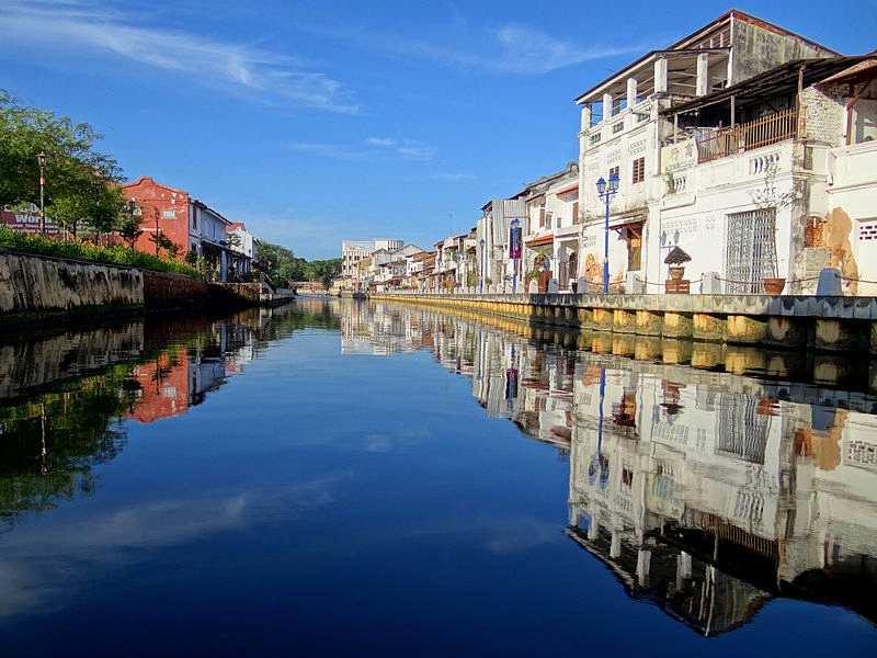 말레이시아 15세기유럽과의교역이본격화되면서말라까해협인근에자리한멀라까 (Melaka, Malacca) 는동남아교역의중심지였다. 포르투갈, 네덜란드및영국의치열한경쟁속에도시의역사는여러차례의전화에휘말렸다. 오늘날에도포르투갈상인의후손들이살고있으며, 중국화교, 화인들도다수거주하고있는국제무역도시의흔적을갖고있다.