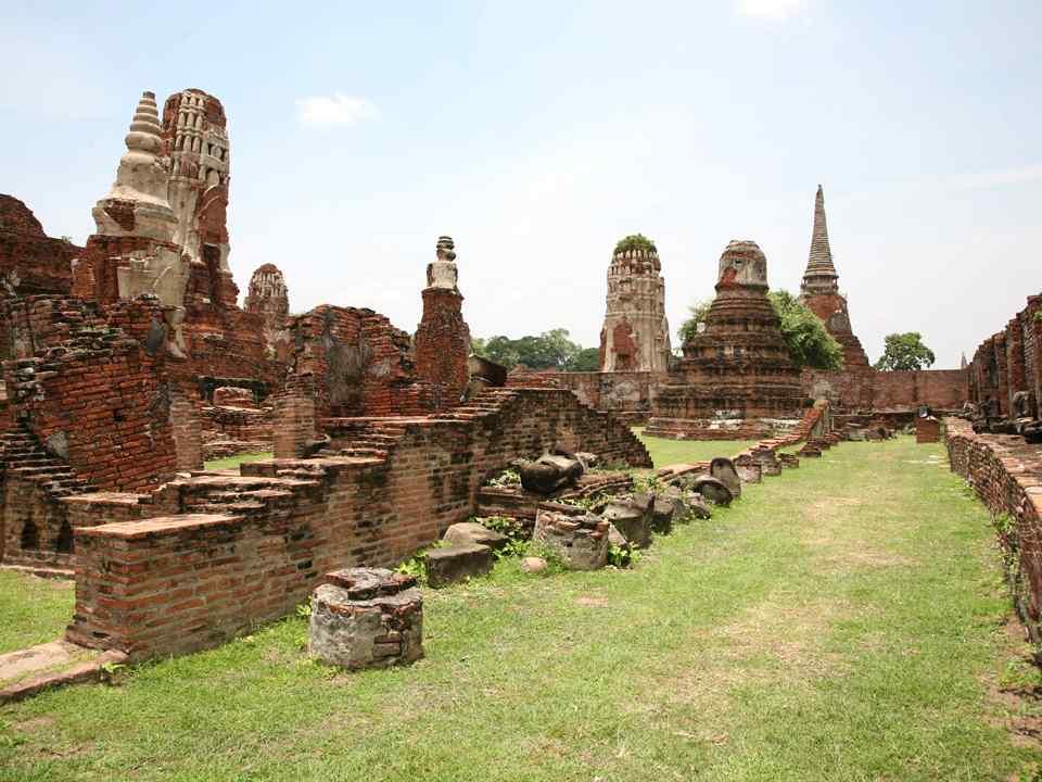 라오스 7세기경에형성되기시작한것으로알려진루앙쁘라방 (Luang Prabang) 은오늘날에도살아있는도시이다.