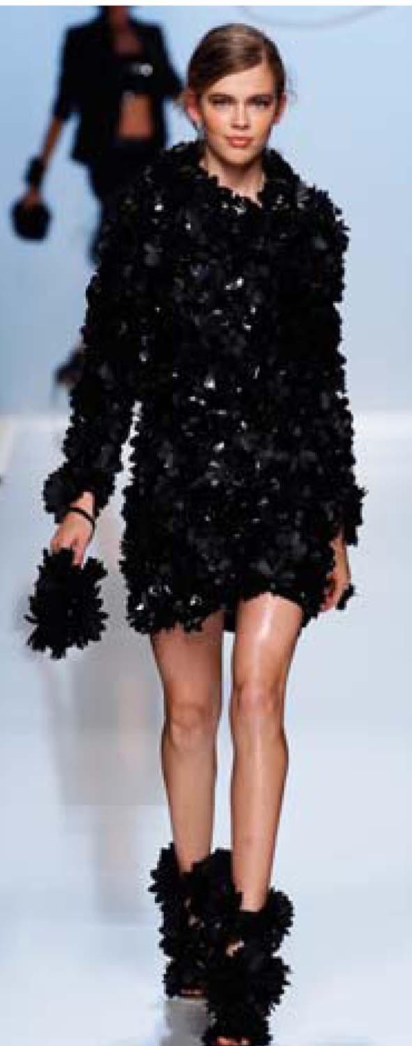 520 한국의류산업학회지제 15 권제 4 호, 2013 년 Fig. 19. Ready-to-Wear Blumarine 2012 S/S. http:// www.style.com. Fig. 20. Ready-to-Wear Dolce & Gabbana 2012 F/ W.