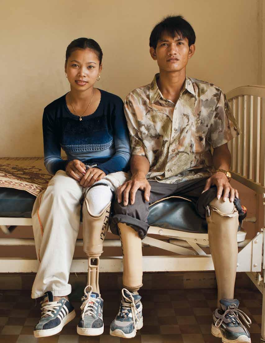 평화및분쟁예방 / 해결 분쟁지역에살고있는 18 세미만아동및청소년의수는자그마치 10 억이넘는것으로추정된다. 오우파나와남편인피치사베움은캄보디아에서지뢰로인해다리를잃었다.