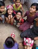 커버사진소아마비백신을투여받은인도의어린이들이 거리에모여앉아있다.