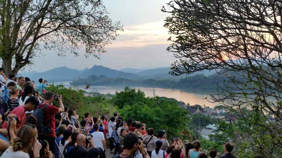 라오스에서만볼수있는문화인탁밧행렬! 이른아침주황빛승복을입은수십명의스님들이신도들에게음식을제공받는다. 이러한음식들은조금더어려운형편의사람들에게나눠준다고한다. 겉으로보기엔낙후되고지저분한것같지만소박하고여유있고행복해보였다.