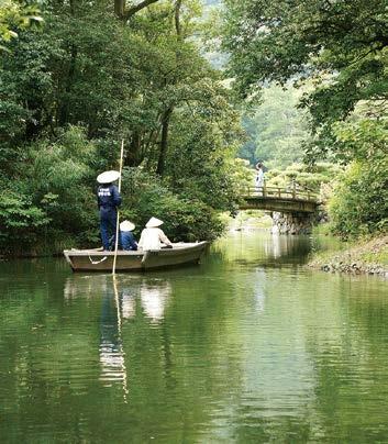 중장년의여유영화처럼멋지게내인생의하이라이트! 여행을한다는것은내가주인공인영화를찍는것이나다름없다. 영화처럼아름다운풍경을거닐거나영화속 그곳 으로스며든다. 때론멋진주인공이되어드라마틱한액션을취한다. 카가와현리츠린공원의소나무숲과고요한연못, 아름다운산책로는더할나위없이호젓한정취를연출한다.