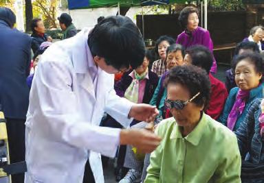 안경의 혜택을 보 힘든 곳을 찾다 보니, 20여년 세월 동안 전국 구석구석을 돌아다녔 다. 선교사들의 사역에 큰 보탬이 되도록 해외에까지 그의 안경을 보냈다. 이런 봉사의 삶은 모태신앙의 뿌리에 열린 열매들이다. 안경 외길 40년. 3천명 원을 관할하는 경 도안경사협 사업부 장을 맡고 있어 무 척 바쁠 것 같은데, 그가 지키는 원칙엔 또 칼 같다.