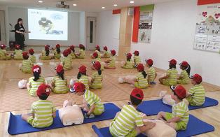 학교방문교육기관 응급처치 학교방문교육기관 응급처치 대한적십자사대전 세종 충남지사 인도주의정신으로어려운이웃과더불어사는따뜻한사회를이루고자봉사하는단체 유성구청 건강안전도시, 따뜻한복지도시, 교육문화도시를추구하여살기좋은유성구를조성하기위한공공기관 응급처치 심폐소생술교육 주요체험내용 응급처치법특강 (1~3시간) 주요체험내용 ( 소요시간 : 90시간 ) 일반과정 (