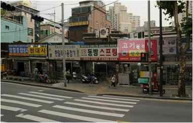 Ⅴ. 설치운영상문제점및개선방안 여분석하고자한다. 1. 음향신호기관련시설설치기준음향신호기를설치하기위하여검토되어야하는설치기준으로는보행자신호기의설치기준, 수신기및버튼의설치높이와위치등이있다. 보행자신호기는경찰청의 교통신호기설치관리매뉴얼 에서보행자진행방향의우측에설치하도록규정하고있으며, 음향신호기의수신기는그규격서에서설치높이를 2.5m 이상유지하도록규정하고있다.