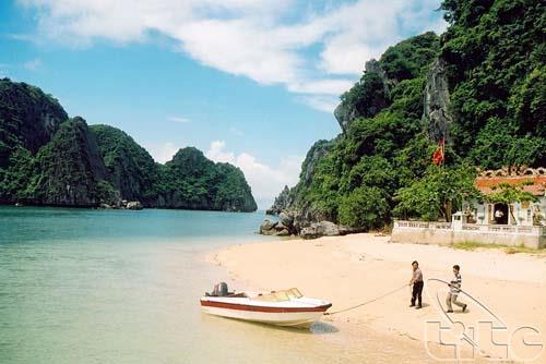 남동쪽바이뚜롱베이 (Bai Tu Long Bay) 인근에는석회암섬이, 남서쪽하롱베이인근에는편암으로된섬들이모여있으며, 이러한섬들의지리학상나이는약 2 억 5 천년에서 2 억 8 천년으로추정된다.