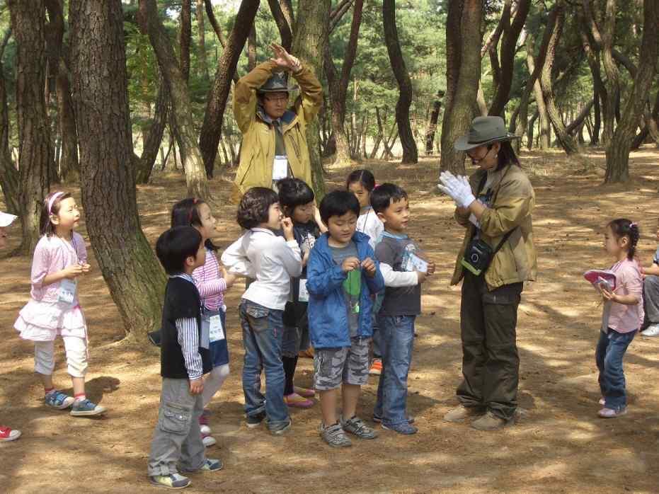 17. 남산의꽃, 나무, 동물이야기 : 국립공원관리공단경주국립공원사무소 : 경북경주시용강동 홈페이지 : http://gyeongju.knps.or.