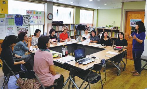 ③ 쪽파는 쫑쫑 설어둔다. ④ 겨자소스 만들기 : 간장2, 설탕1, 토마토식초1, 겨자와 마늘을 취향대로 넣고 핸드 블랜더로 잘 섞어준다. ⑤ 접시에 가지, 돼지볶음, 쪽파 순으로 올리고 겨자소스를 뿌린다. Q. 가지 길이가 달라요?