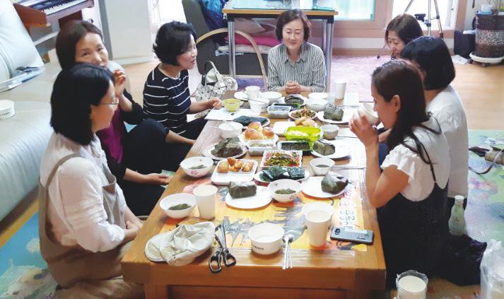 이 점점 더 많아지는 것 같습니다. 1인 가구가 증가하고 먹거리 다양화 등에 따라 매장에 가보면 많은 종류의 간편식 가공품들이 있는데 몰라서 구매하지 못했다 쌀소비는 계속 줄어들고 있다고 합니다.