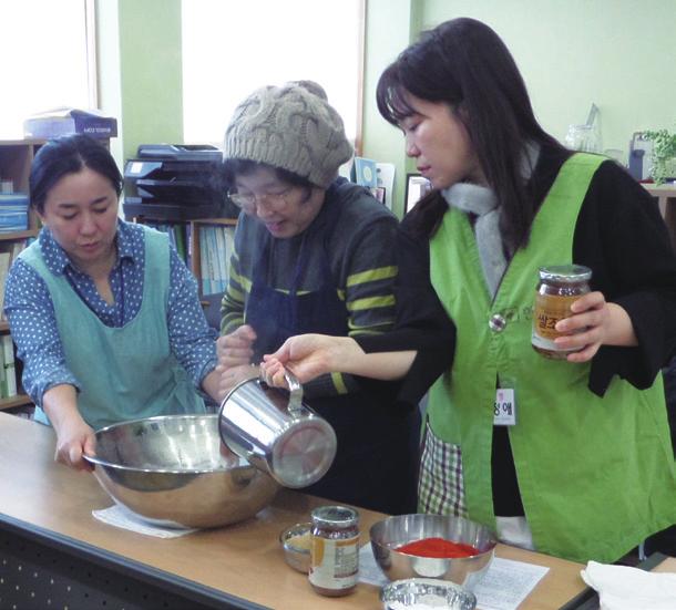 가공품 물품교육과 가공 기대가 되기도 하고, 활동을 하는 우리 품시식 품평회와 고추장 만들기도 같 의 모습을 보고 그들도 활동에 참여해 이 하니 시간 분배와 완성도 높은 시 보고 싶다는 기분이 들면 반은 성공인 간을 만들기 위해 동분서주했다.