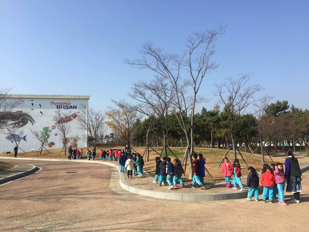 4. 시민참여확대및수산자원량조사 1 낙동강하구수산생물체험학습장운영 낙동강하구부산지역토종수산생물자원체험학습기회제공 지역특산수산생물브랜드창출로지역경제및어업활성화유도 조성개요 위 치 수산자원연구소생산동앞야외데크 건립기간 사업규모 실내 야외 총사업비 천원 국비 시비 시설현황 대형수족관 ( 3 개 ) : 메인수족관 (9.4 톤 ), 원통형 (3.