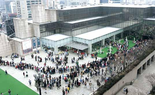 의 <1970년대 한국미술 - 국전과 민전>은 국전과 민전을 통 2002년부터 2005년까지 네 차례 열린 <해외청년작가전>이 해 극사실주의부터 반구상, 추상까지 한국 현대미술의 근간 나 2007년과 2008년에 두 차례 열린 <세계속의 한국현대미 이 되는 다양한 경향의 작품들을 확인할 좋은 기회였다.