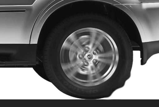 타이어점검 y 차량출고시에장착된타이어및휠과다른타이어및휠을사용하지마십시오. 차량구동계통에손상을줄뿐만아니라차량주행안정성에영향을미쳐사고위험에처할수있습니다. y 규격이외의타이어를장착할경우연료소모증가, 제동거리증가, 차체떨림, 스티어링휠조작어려움, ABS/ESP 작동불량과같은현상이나타날수있으며, 구동시스템에손상을줄수있습니다.