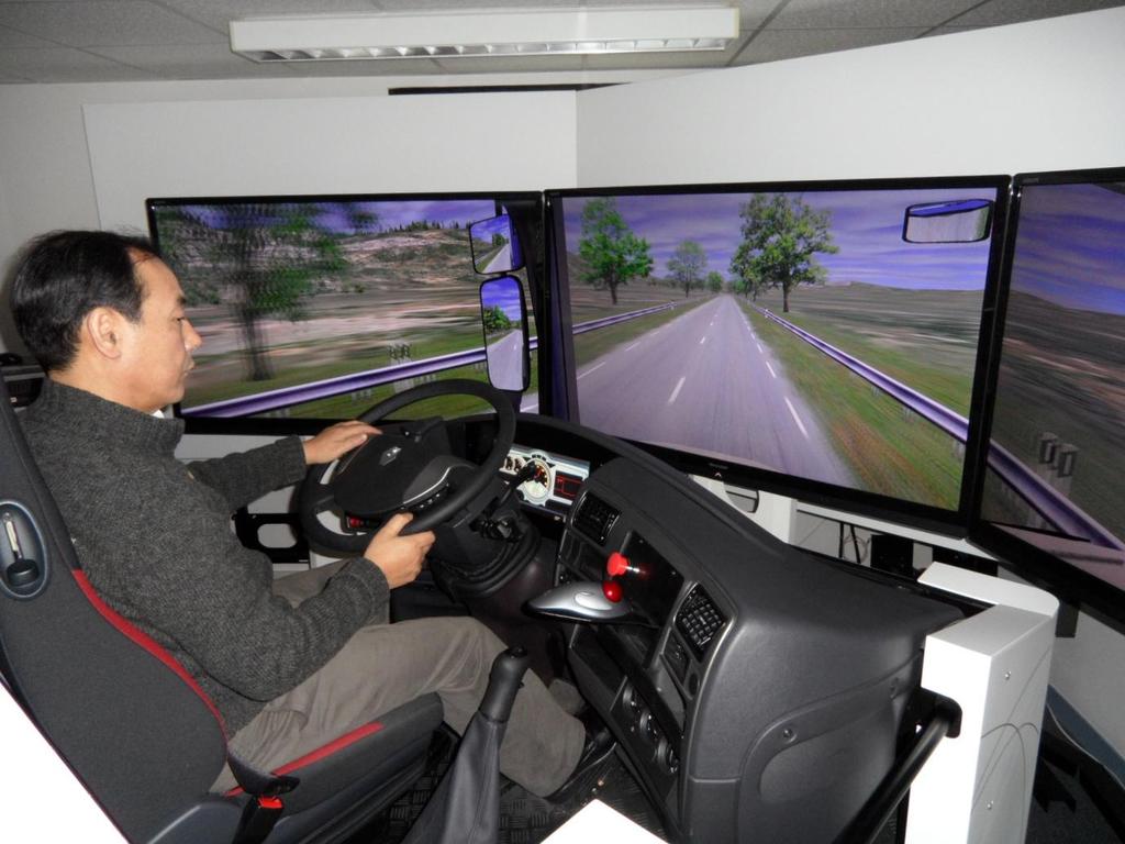 자동차운전시뮬레이터와함께하는 친환경안전운전 1.1 운전시뮬레이터란 운전시뮬레이터는오랜시간의실제운전경험을통해서나가능한운전능력으로서실제의도로상황에서벌어지고야기되는교통위험을 100% 안전이보장된상황에서경험할수있게해주는장치입니다.