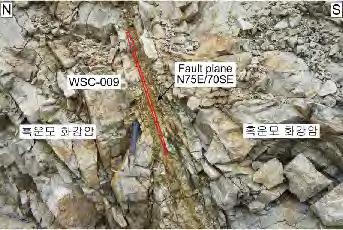 그림 3.1.16 단층암 WSC6-1 의 E (a) 및 Al(b) 의성장곡선 그림 3.1.17 단층암 WSC6-2의 E (a) 및 Al(b) 의성장곡선과 ESR 수치연대와입자크기와의관계 (c) 그림 3.1.18 WSC009 의노두사진그림 3.1.19 단층암 WSC009의 E (a) 및 Al(b) 의성장곡선과 ESR 수치연대와입자크기와의관계 (c) 단층암시료 WSC017은 N37 48 09.