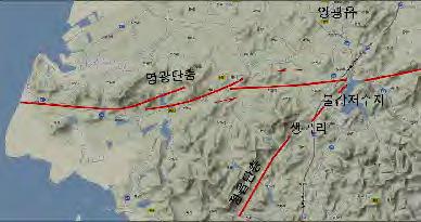 o 단층 : 정읍전단대의존재는 1:100만한국지질도 ( 최위찬외, 1995) 에서처음으로등재되었으며, 본연구에서명명하였다 ( 그림 2.15.1). 우수향의동-서영광전단대가북북동정읍전단대를간섭 ( 그림 2.15.2) 한것으로보아최초형성시기는쥬라기이전으로고려된다. 정읍전단대는주로옥천층군에영향을주었으며, 후기의중첩피복취성변형으로단속적인우수향의단층군이발달하고있다.