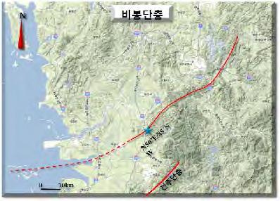 2.16.2 비봉 ( 飛鳳 ) 지점 o 위치 : 전북익산시왕궁면동봉리. 전북비봉면내월리에서학동재를넘어여산면소재지로향하는 741번지방도로 o 좌표 : N36 01 41.54 E127 07 1.