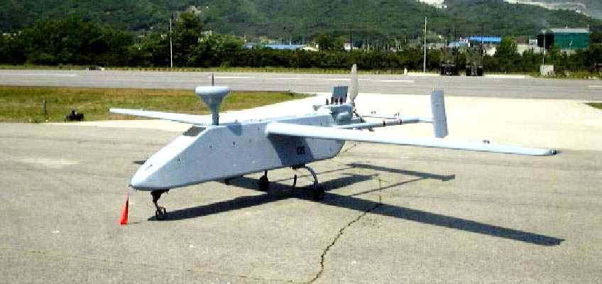 부터이스라엘 IAI 사로부터 하피 (Harpy) UAV 를구매하였다. 152) [ 그림 3-37] 한국의해외도입 UAV : 정찰용 Searcher ( 左 )/ 레이더공격용 Harpy ( 右 ) * 출처 : http://janes.