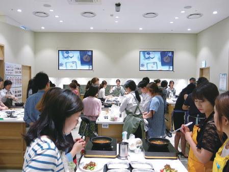 실시까지의주된흐름지한국에서의PR!3 사업세부협의 서울사무소ABC사크레아자체등먹거리를통한지방으로의인바운드촉진 일본지방으로의인바운드촉진을목적으로일본최대의요리교실 ABC Cooking Studio KOREA 사와연계하여, 각지역의요리체험과관광홍보를동시에진행하는사업을실시하고있습니다. 한국에서실제요리체험을통해지방의음식 PR 이가능!