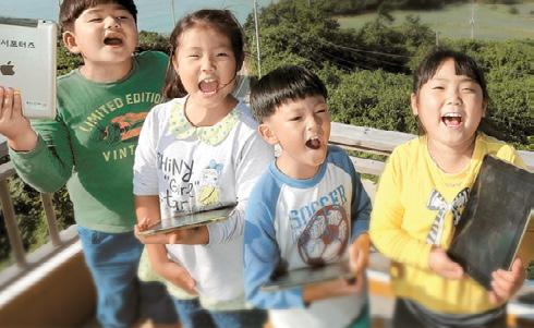 KT 는 2015 년 7 월, 산간지역의특성상외부 융합기술을적용하며축적해온경험과노하우를바탕으로세계로 소외된도서지역과산골마을까지편리함을넘어, 도서지역에서 KT 는 topia 를실현하고있습니다.