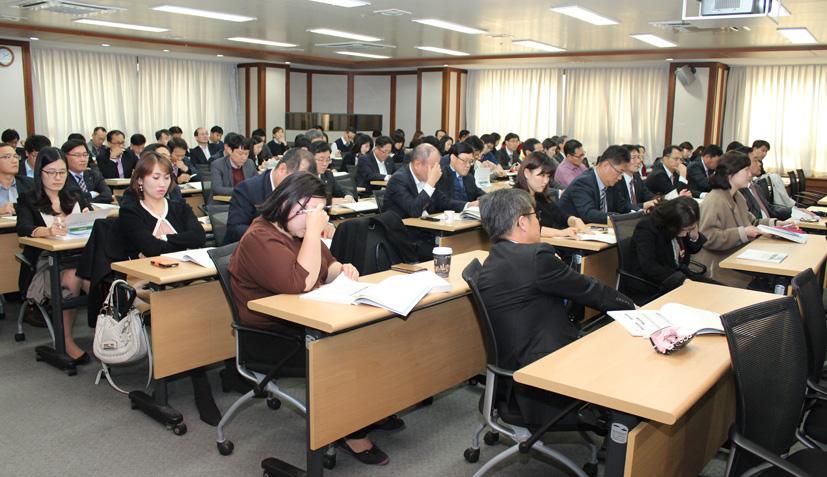 보험산업의최대화두가되고있는소비자신뢰도문제의개선방안을모색하기위해서보험산업의고유한요인과경영, 규제등내생적인요인으로나누어원인분석을하고효과적신뢰제고를위한공공규제강화및자율규제보완방안을제시했다. Chapter 1 151 이불가피한보험산업의고유성격에크게기인한다.