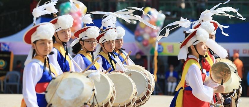 구미무을농악은 300 여년전조선영조시대에구미시선산읍무을면의 수다사 에서승려정재진에의해탄생하였고군사굿 ( 진굿 ) 의형태를띄고있다. 가락이경쾌하고빠른것이특징이며특히북놀음과소고놀음이농악의백미이다.