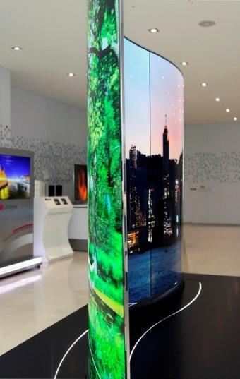 (3) LG Display: How displays will change our lives IFA 2015 년에서 LGD 는 65" UHD 패널을연결구성한곡면 Tiling Display 등미래의혁신디스플레이제품제시 지난 2015 년, 디스플레이업계최초로 IFA 에서기조연설에나선 LG 디스플레이한상범 CEO 는, 선글라스,